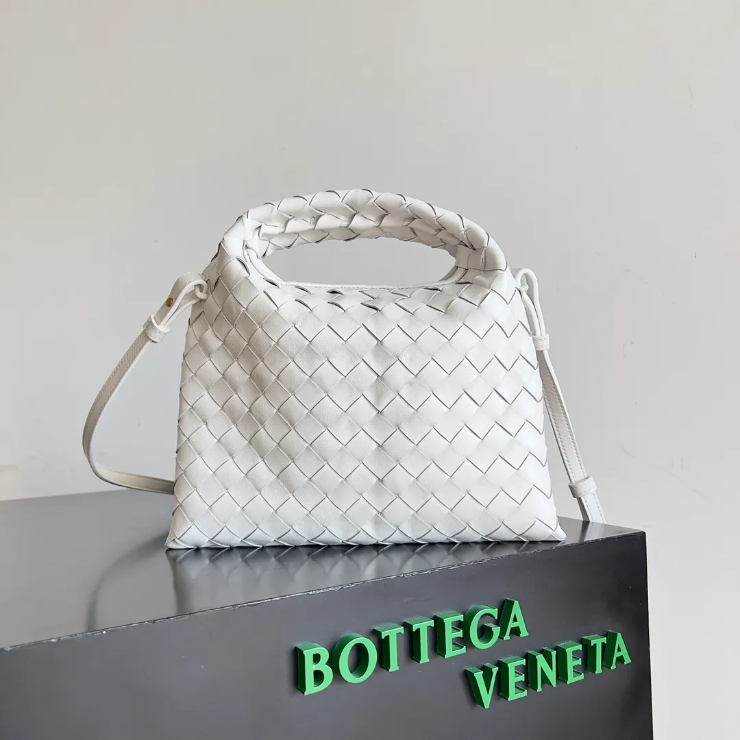 Batch 1400 BV 24 early spring new mini Hop has finally arrived! ! ! The small one is really exquisite and textured, and the calf leather really shows off your temperament! ! ! Its shoulder strap is detachable, so it can be carried by hand or worn cross-body, which is really very practical! Moreover, the 15ProMax mobile phone can also be placed, so there is no need to worry about the problem of not being able to place the mobile phone. 📱 Style number: 777586 Size: 25.5*14.5*11cm